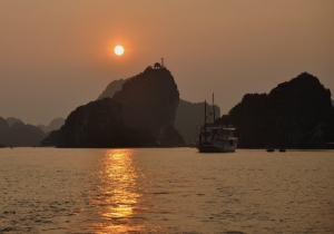 Otro atardecer en la bahía Ha Long (Vietnam).